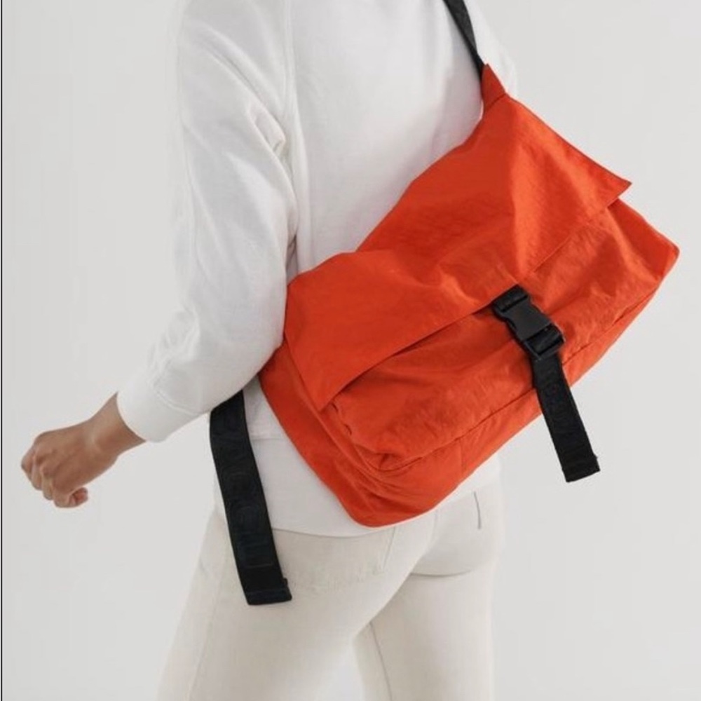 ISO: BAGGU SPORT MESSENGER BAG